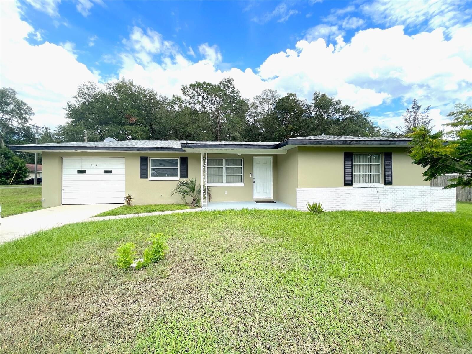 Property Photo: 814 Sherwood Avenue FL 34450
