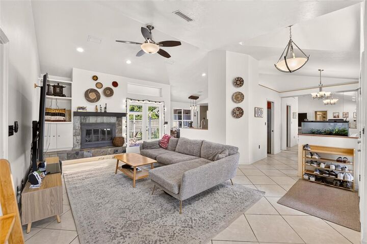 Property Photo:  1118 SW 82nd Terrace  FL 32607 