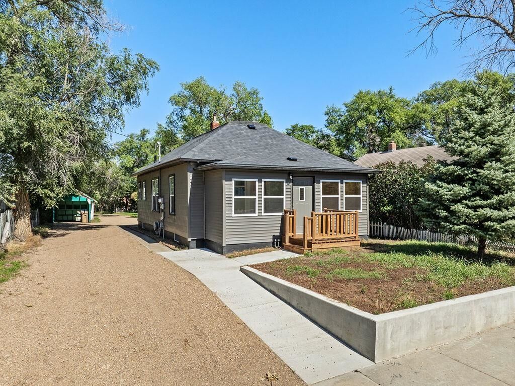 Property Photo:  1003 Valley St SE  ND 58701 