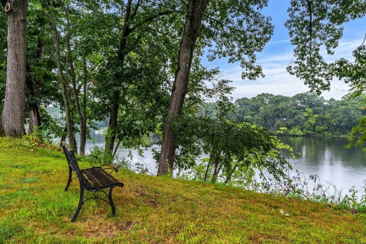 Property Photo:  33 Walden Pond Drive  NH 03064-2877 