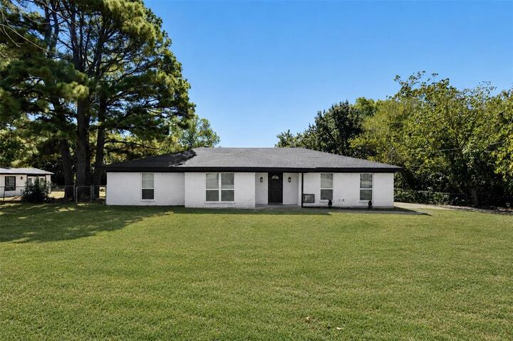 Property Photo: 102 Amy Court TX 76028