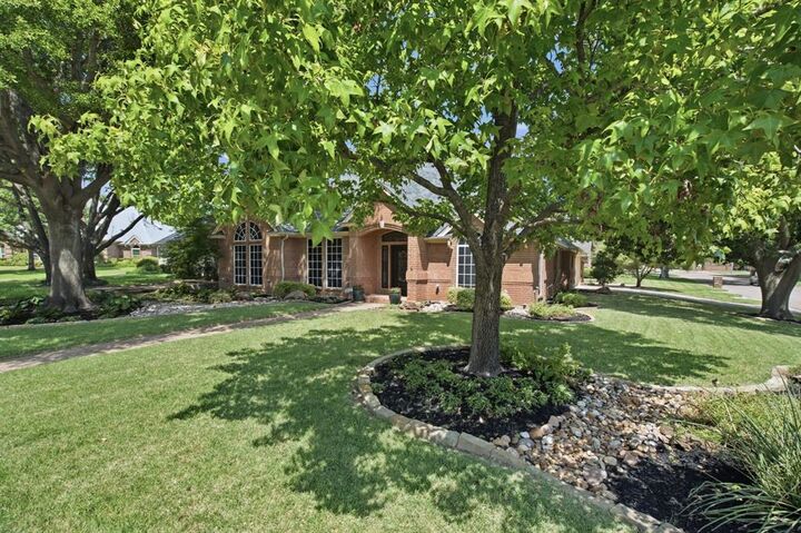 Property Photo:  1613 Green Tree Drive  TX 76054 