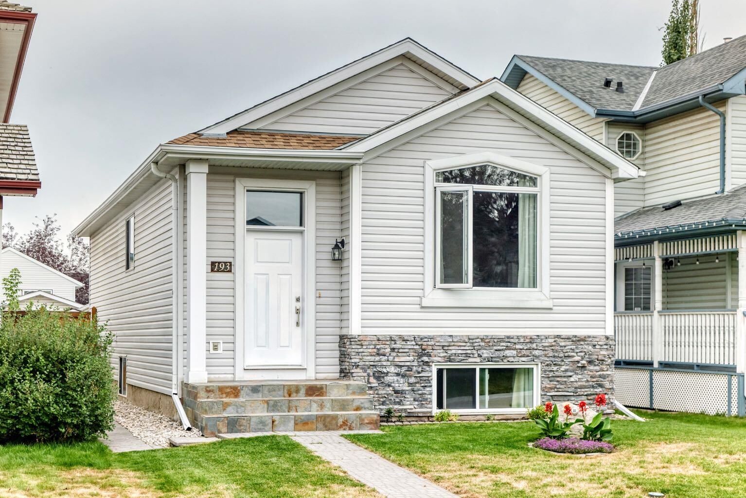 Property Photo:  193 Mt Aberdeen Circle SE  AB T2Z 3H3 