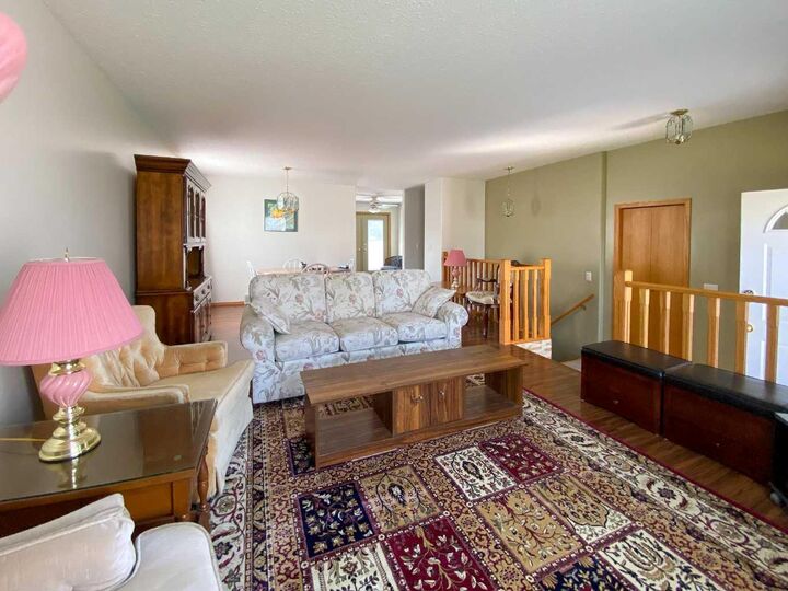 Photo de la propriété:  5601 43 St Close  AB T4H 1C3 