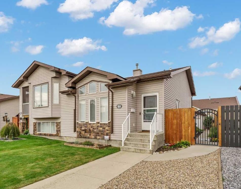 Property Photo:  84 Northlands Crescent NE  AB T1C 2A9 