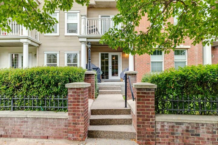 Property Photo: 5605 Henwood Street SW 1502 AB T3E 7R2