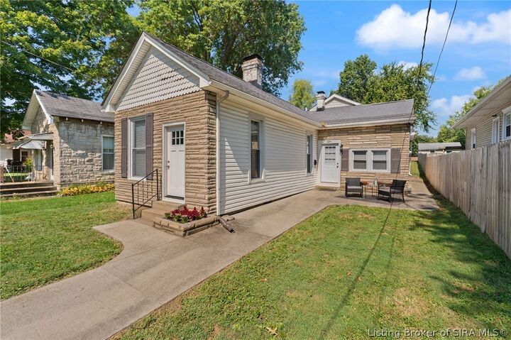 Property Photo:  224 E Park Place  IN 47130 