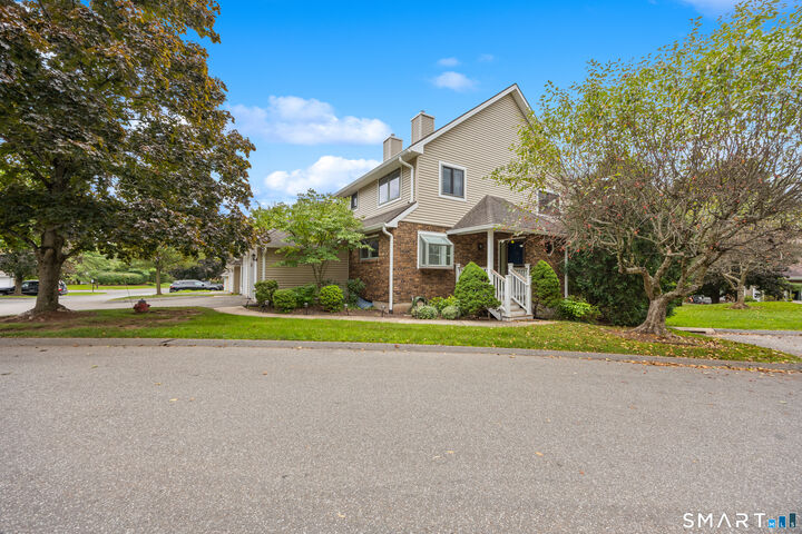 Property Photo:  27 Fox Run Court 27  CT 06111 