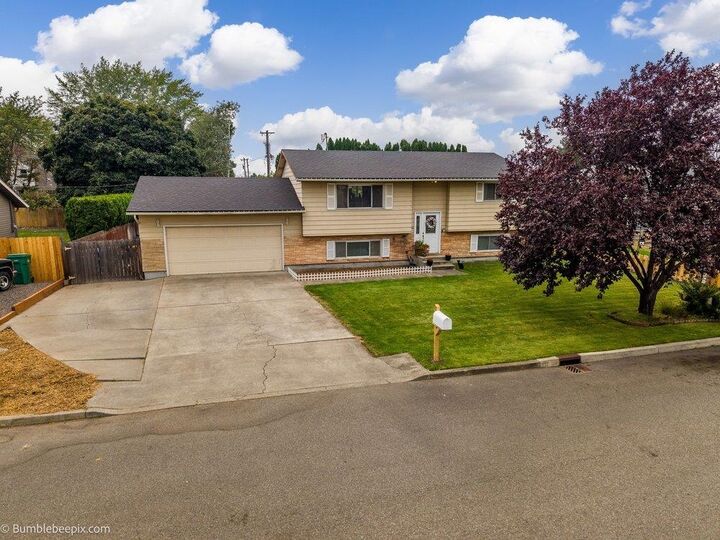 Property Photo: 116 S Greenacres Rd WA 99016