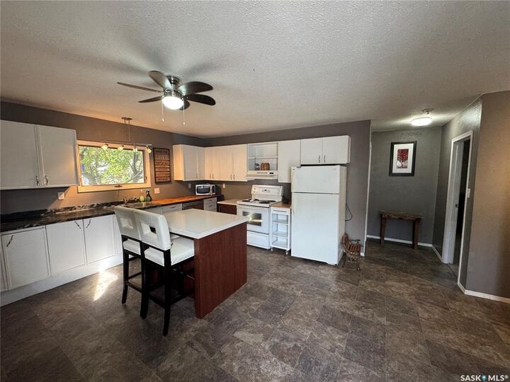 Property Photo:  307 6th Avenue E  SK S0K 0M0 