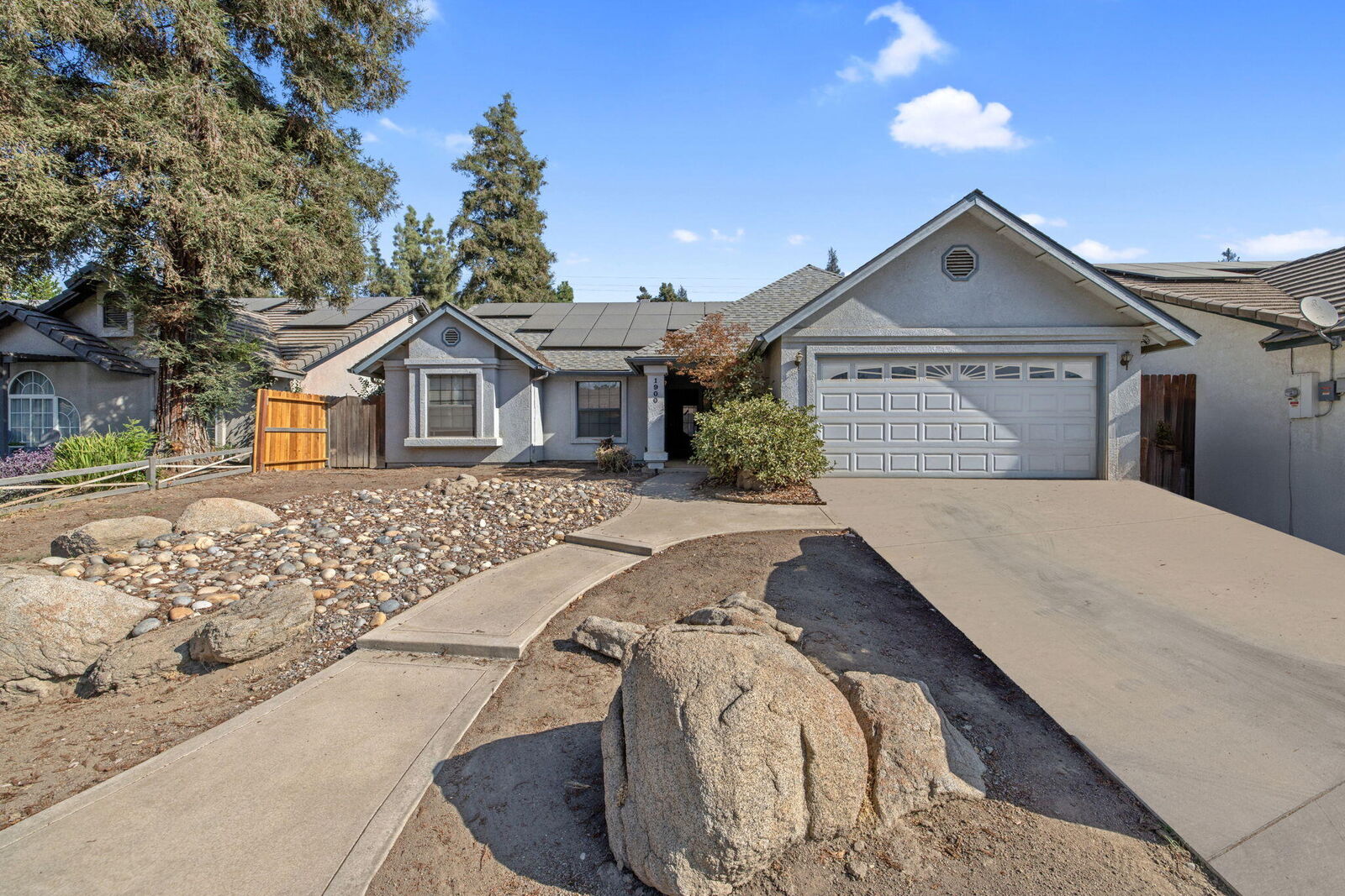 Property Photo:  1900 E Evergreen Court  CA 93292 