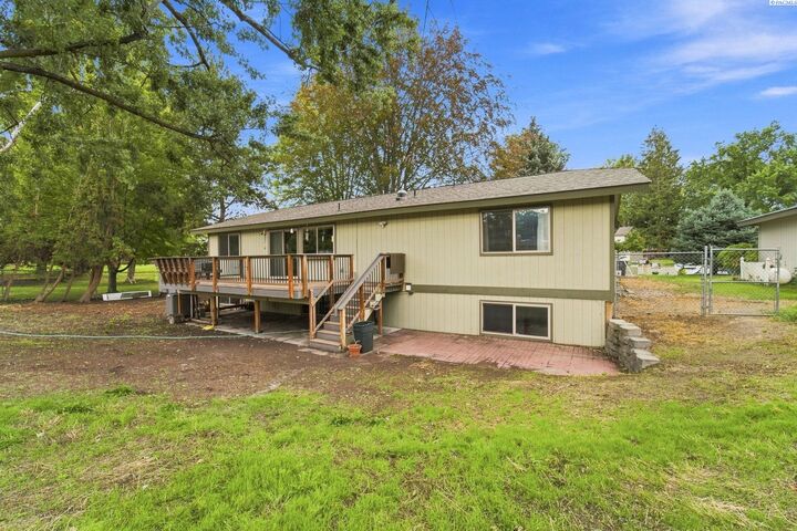 Property Photo:  2109 Briarwood Ct  WA 99354 