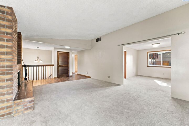 Property Photo: 2109 Briarwood Ct WA 99354