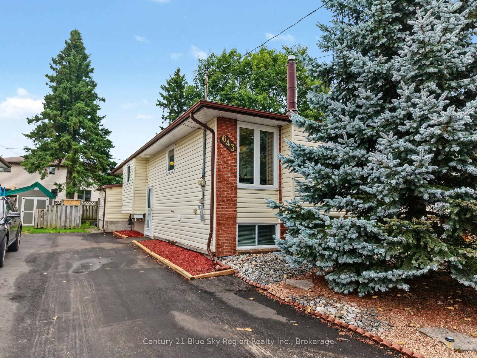 Photo de la propriété: 643 Robarts Avenue ON P1B 7E5