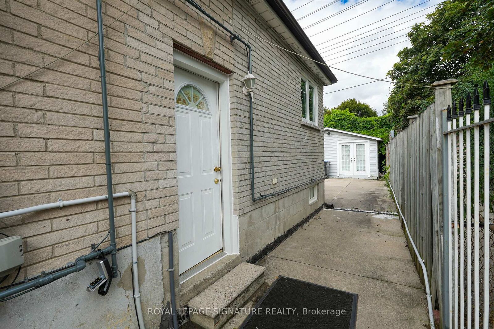 Property Photo:  674 Abana Road  ON L5A 1H4 
