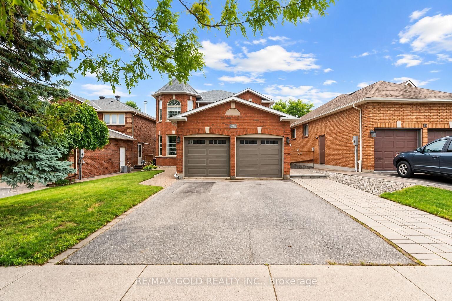 Property Photo:  43 Golden Meadow Road Main  ON L4N 7G5 