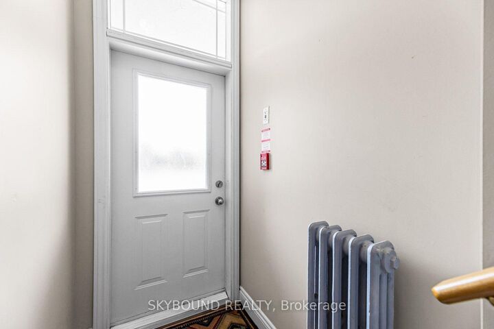 Property Photo: 910 Kingston Road S 1 ON M4E 1S5