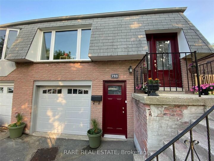 Property Photo:  733 Eaglemount Crescent Lower  ON L5C 1H2 