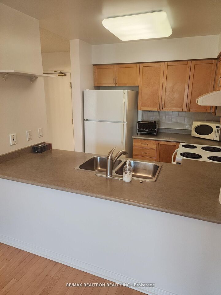 Property Photo:  33 Empress Avenue 1112  ON M2N 6Y7 