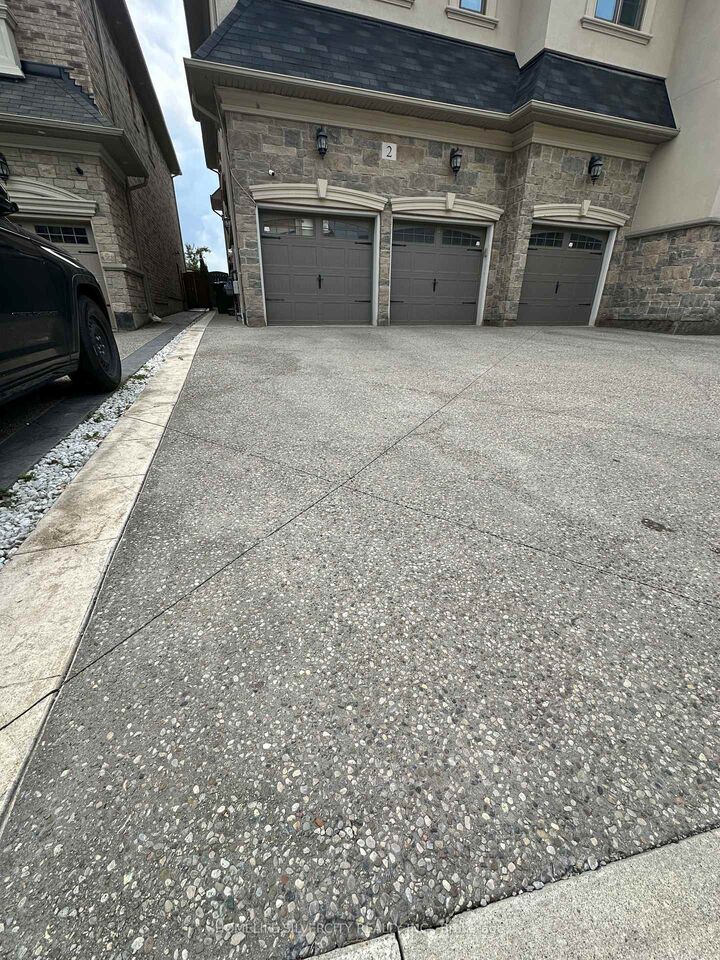 Property Photo:  2 Tomahawk Court 2  ON L6P 0V2 