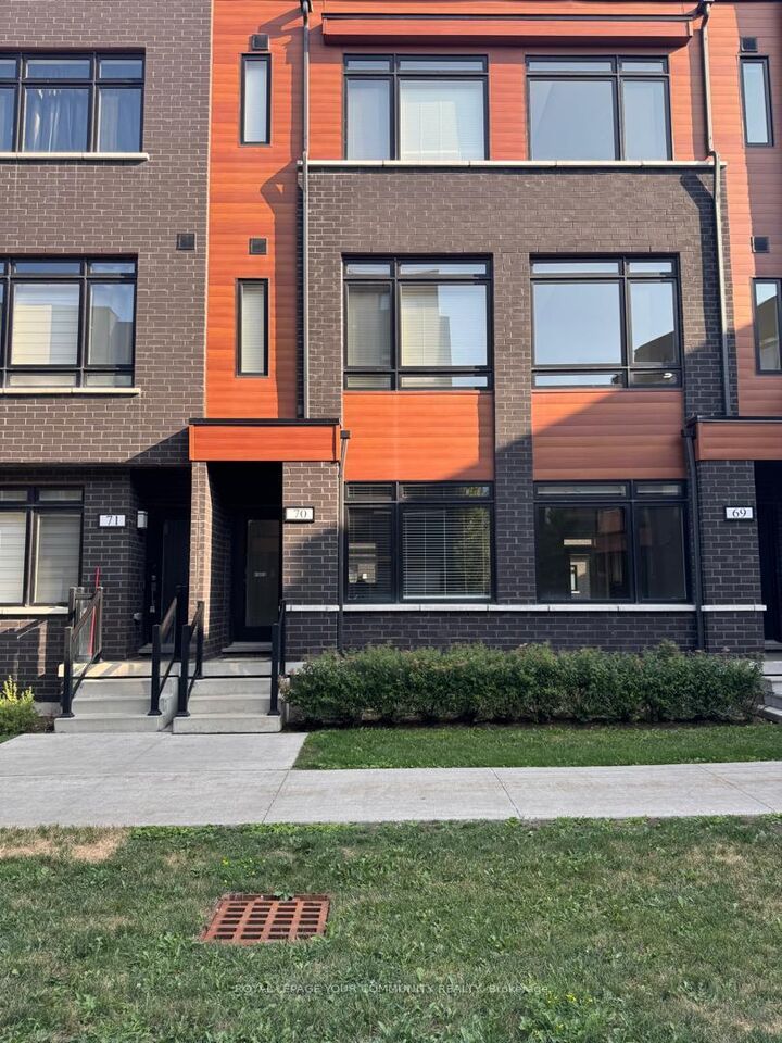 Property Photo:  370C Red Maple Road 70  ON L4C 6P5 