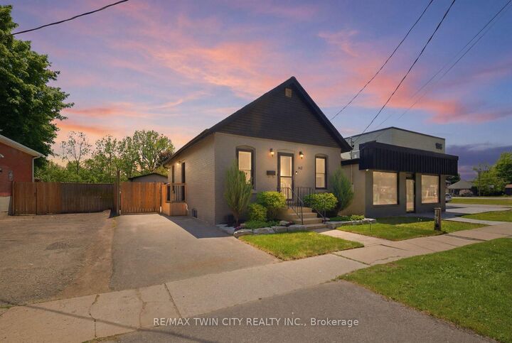 Property Photo:  162 Grand River Avenue  ON N3T 4X6 