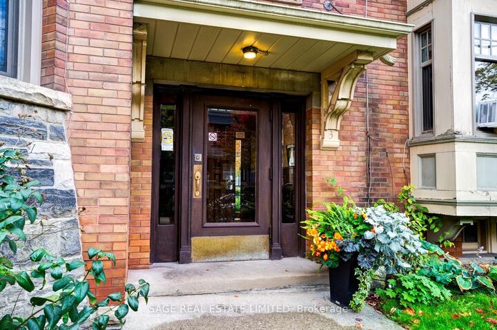 Property Photo:  3 Lonsdale Road 8  ON M4V 1W4 