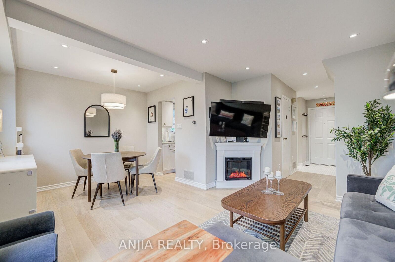 Property Photo:  8 Maresfield Drive  ON M1V 2X1 