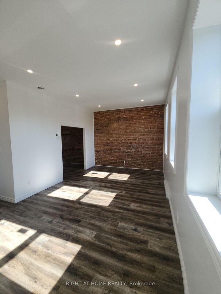 Property Photo:  9 Queen Street W 201  ON L0L 1P0 