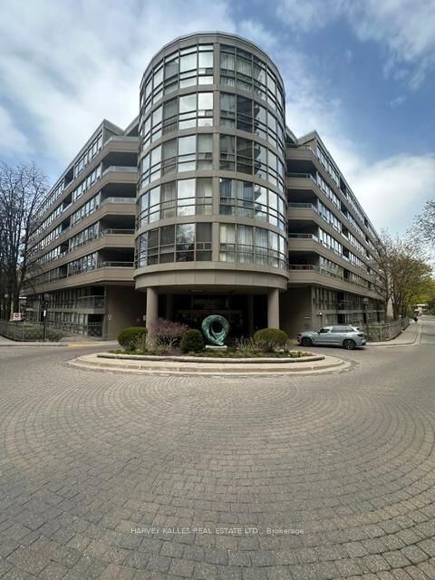 Property Photo:  18 Lower Village Gate Ph4  ON M5P 3M1 