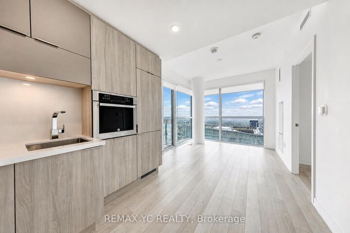 Property Photo:  39 Roehampton Avenue 3708  ON M4P 0G1 