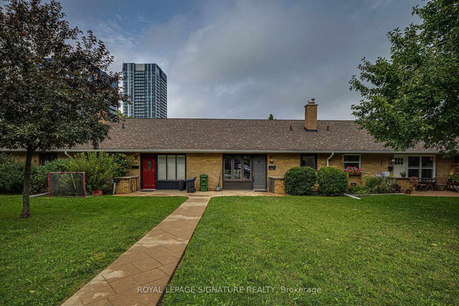 Property Photo:  16 Burdock Lane  ON M3C 2G5 