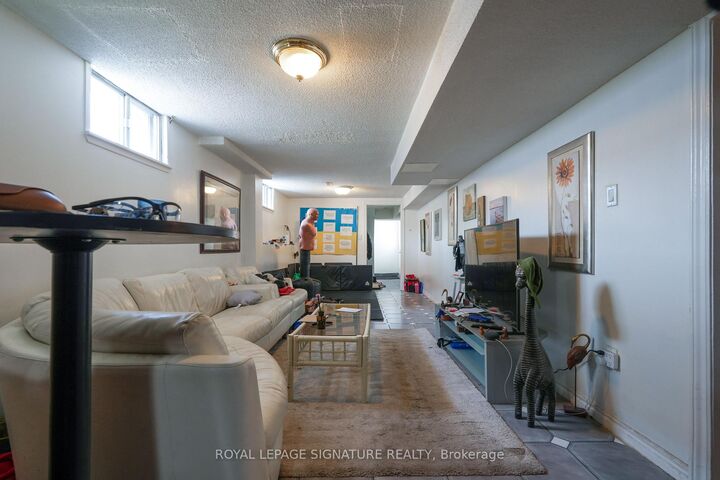 Property Photo:  674 Abana Road Lower  ON L5A 1H4 