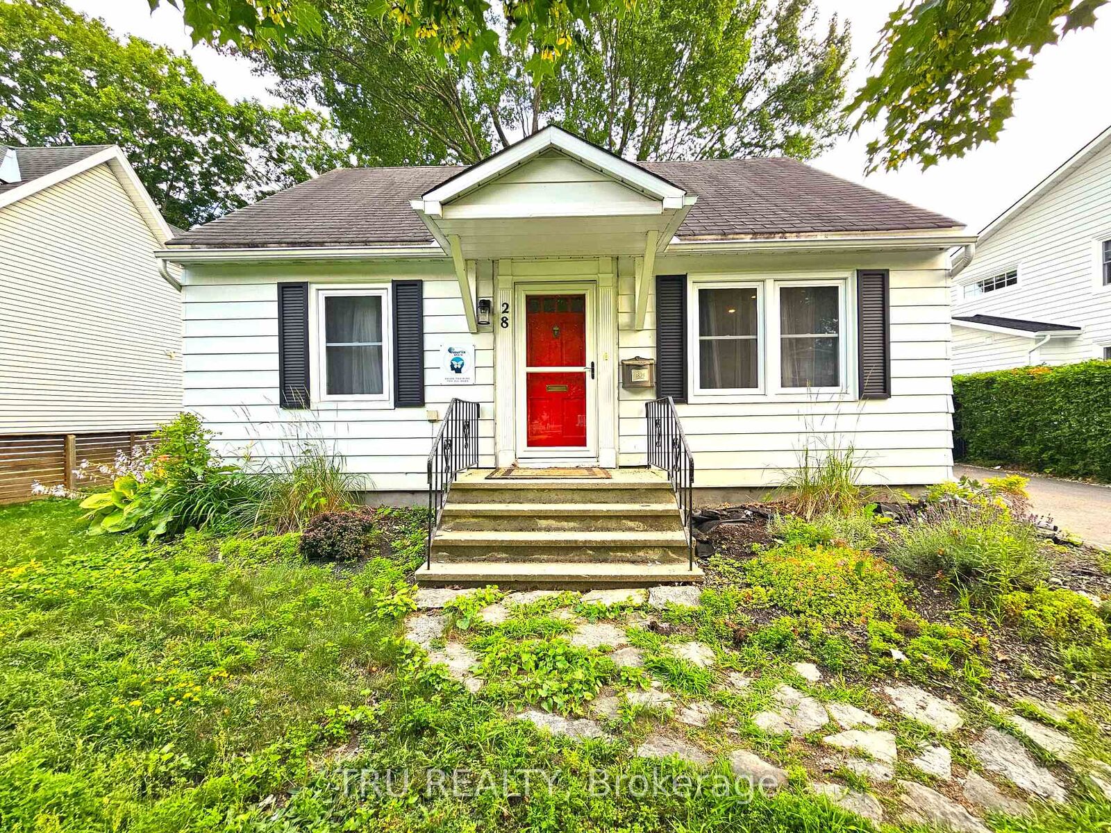 Property Photo:  28 Arundel Avenue  ON K1K 0B6 