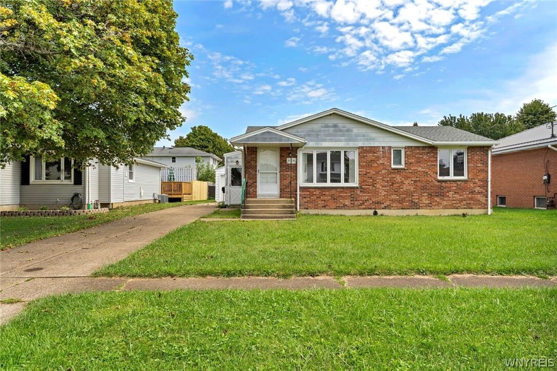 Property Photo:  3731 Saxony Place  NY 14219 