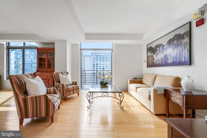 Property Photo:  675 President Street 2702  MD 21202 