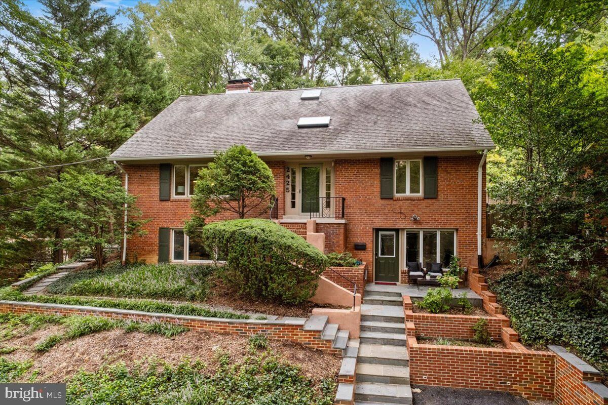 Property Photo:  2425 N Taylor Street  VA 22207 