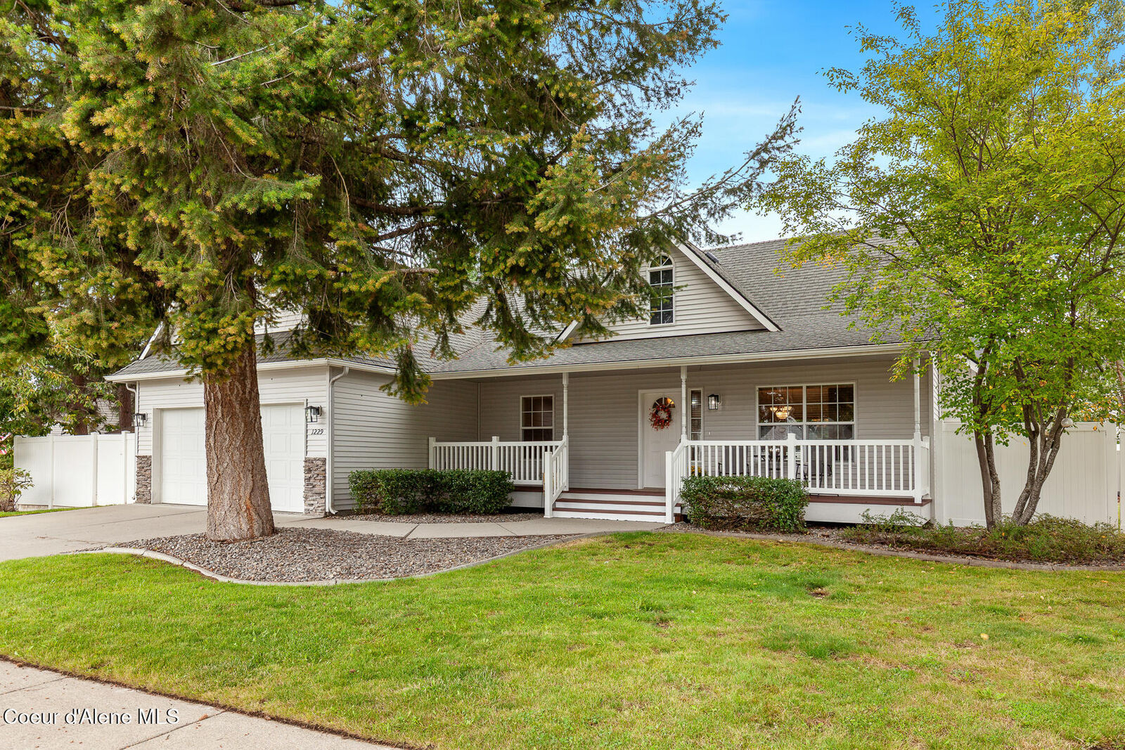 Property Photo:  1229 W Bentwood Loop  ID 83815 