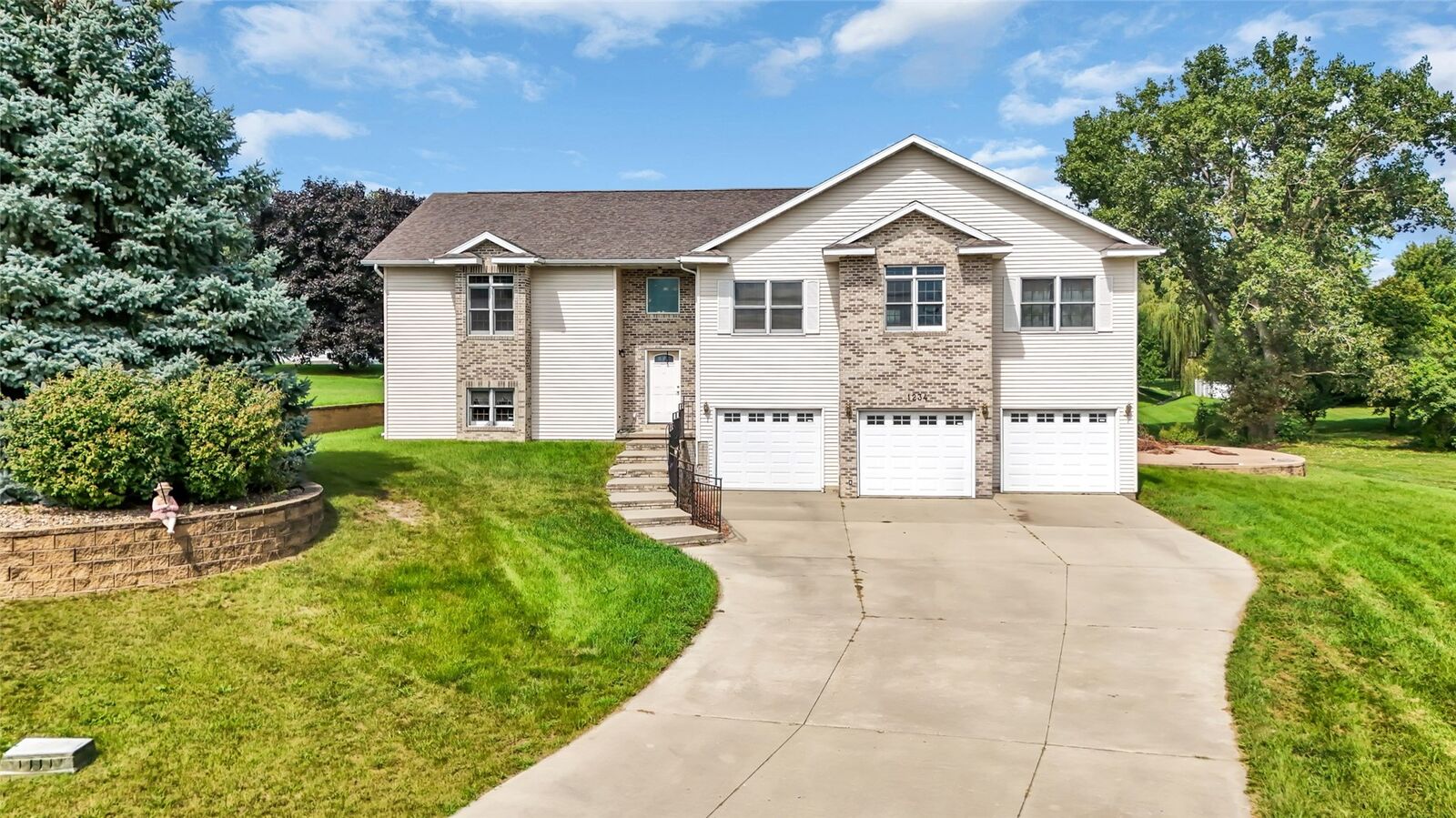Property Photo:  1234 10th Street  IA 50648 