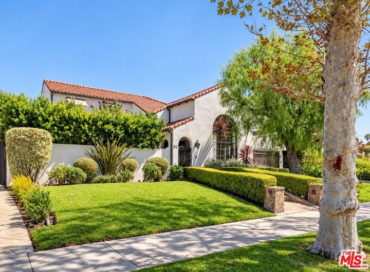 Property Photo:  816 S Dunsmuir Ave  CA 90036 