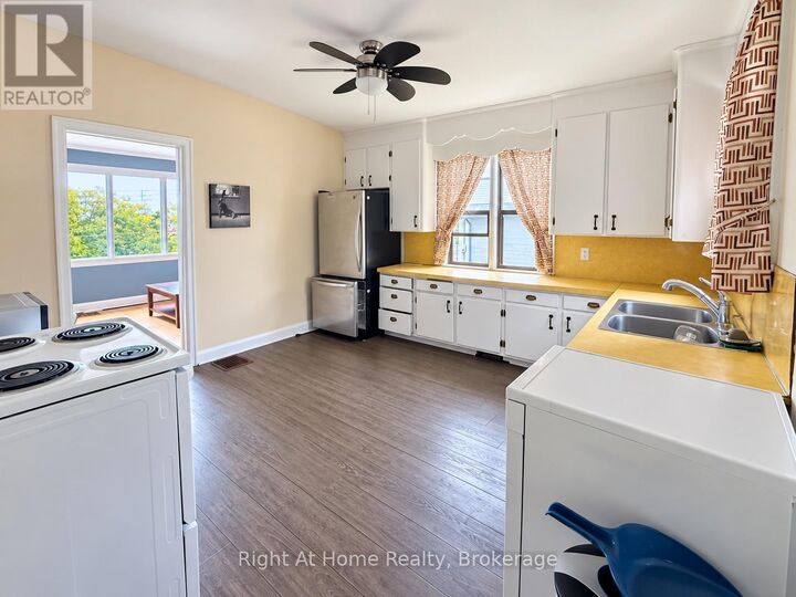 Property Photo:  28 Dixon Street  ON P7B 3J5 