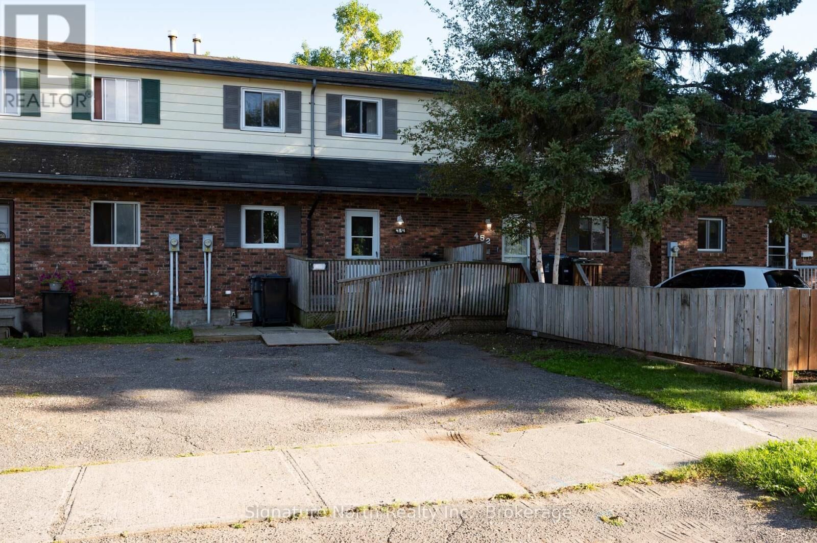 Property Photo:  454 Wentworth Crescent  ON P7A 7S8 
