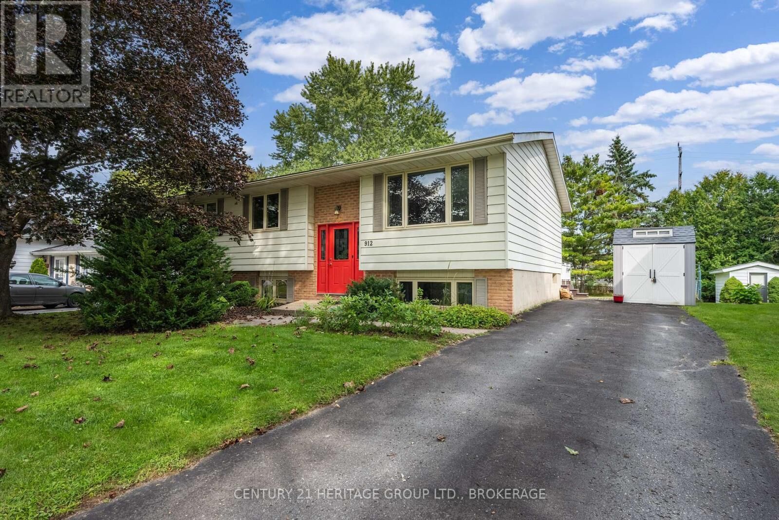 Property Photo: 912 Safari Drive ON K7M 6X5