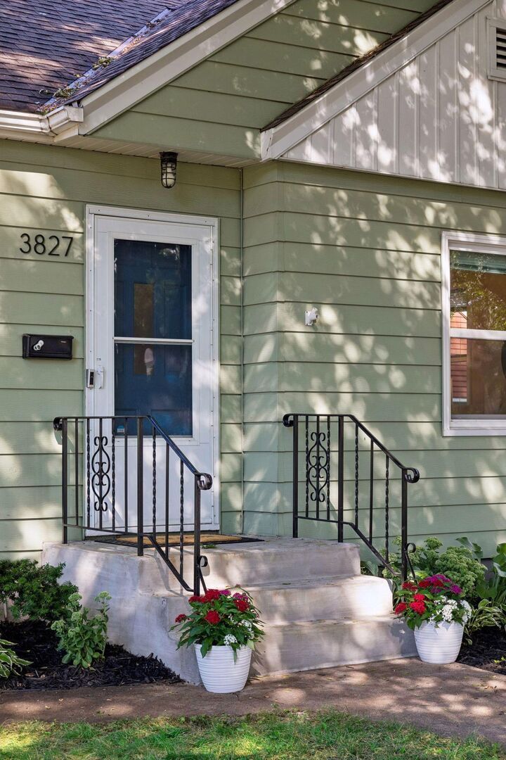Property Photo:  3827 Welcome Avenue N  MN 55422 