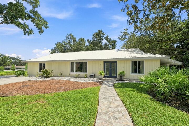 Property Photo:  10113 Lindelaan Drive  FL 33618 