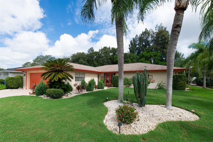 Property Photo:  207 Amesbury Circle  FL 33573 