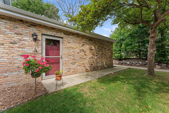 Property Photo:  180 W Oak Leaf Dr  WI 53154 