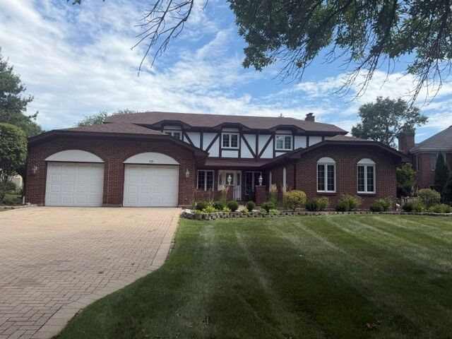 Property Photo:  521 Forest Mews Drive  IL 60523 