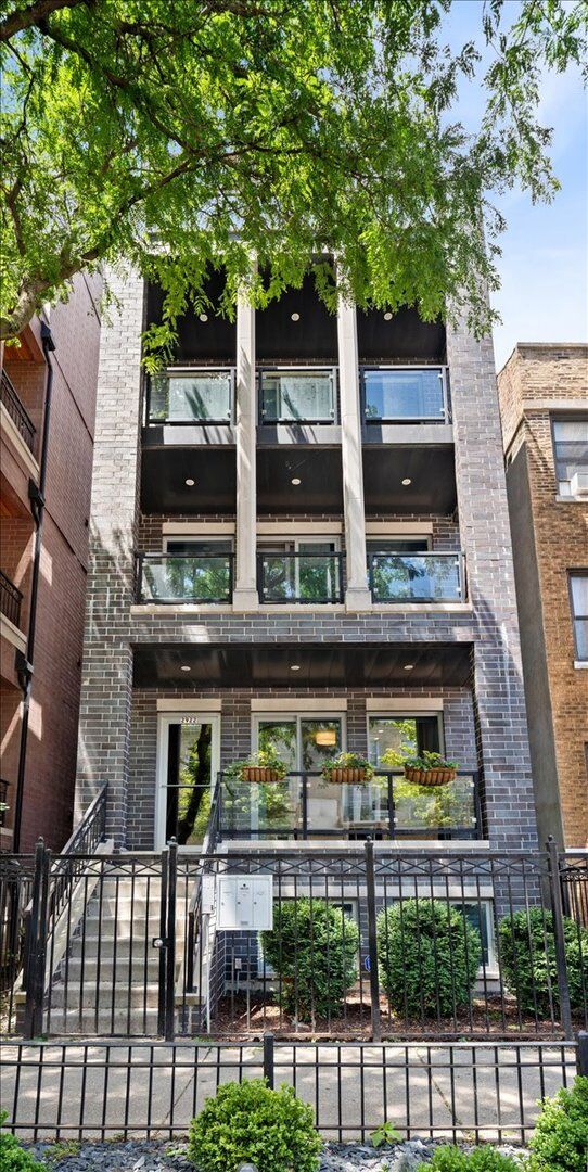 Property Photo: 2922 N Sheffield Avenue 1 IL 60657