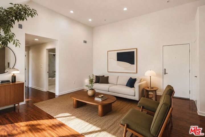 Property Photo:  12132 Hart Street 301  CA 91605 